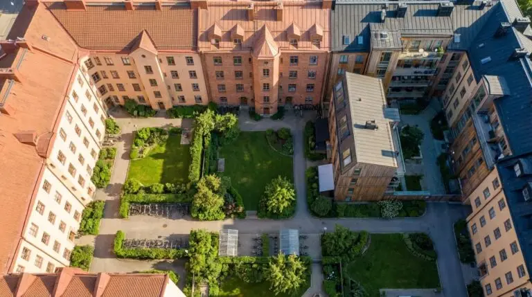 Vad är fastighetsförvaltning? Stockholms flerbostadshus med välskötta innergårdar – fastighetsförvaltning i praktiken